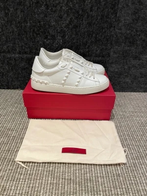 Valentino skor  - Hej, säljer nu dessa svin snygga valentino skor. Skorna är i extremt fint skick! Begränsat antal boxar och dustbag. Hör av dig vid frågor. 