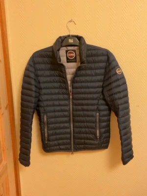 Colmar Jacka  - En väldigt snygg Colmar jacka i väldigt bra skick. Den har använts ett fåtal gånger 🙌 Storlek 46 vilket motsvarar Strolek S.                                           Perfekt för dig som vill ha en jacka inför våren.         Nypris 2 999kr !!!                                                             Skickar inom 24 timmar 🚚