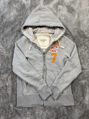 Abercombrie&Fitch Hoode - Säljer denna sällsynta och mycket eftertraktade Abercrombie & Fitch hoodie | Storlek M | Mycket bra skick | Väldigt nisch tryck på baksidan | Vid eventuella frågor hör gärna av dig och erbjuder bra pris vid köp av bundle 😁✅