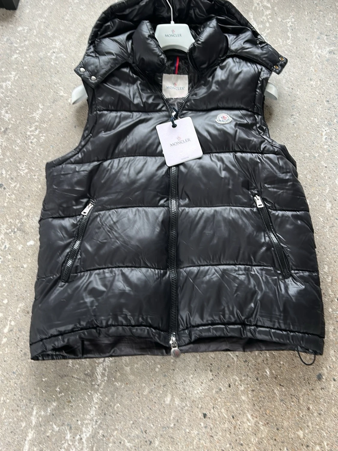 Svart dunväst från Moncler
