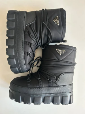Vinterstövlar vinterboots boots chunky vinter chunky  - Svarta nya oanvända vinterboots i en cool look. Varma och sköna, löstagbar innersko, dragsko upptill samt snörning. Tyvärr för små för mig; står att det är 39, men snarare en 38. Märket på dem är Panda.
