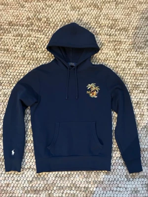 Mörkblå hoodie från Polo Ralph Lauren - Säljer en skit fet hoodie från Polo Ralph Lauren. Säljer på grund av att den är för liten för mig och är köpt i New York. Helt ny bara använd två gånger. Hör av er vid frågor 