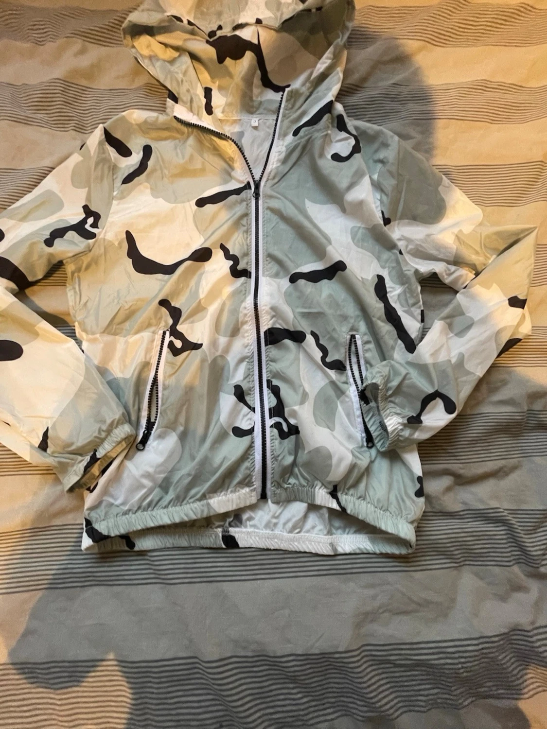 Vit camo vindjacka med huva - 2