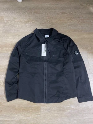 Svart overshirt CP - Stilren svart overshirt CP