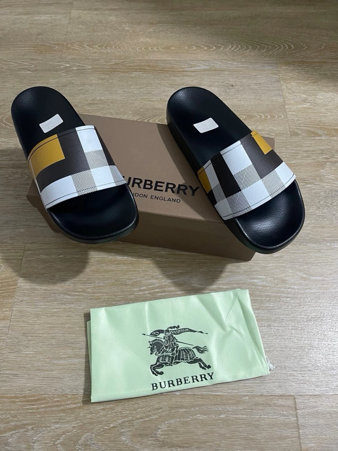 sandaler med rutigt mönster