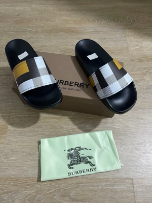  sandaler med rutigt mönster - Snygga sandaler riktigt fina och sköna 