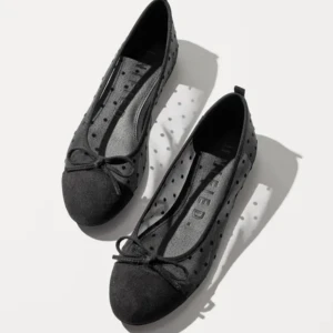 Svarta ballerinaskor - Snygga svarta ballerinaskor med rund tå och rosett framtill. Skorna har ett transparent meshparti med svarta prickar och en matt tå i mockaimitation. Perfekta för dig som gillar en stilren men lekfull look. På ena skon finns en skavank, men inget man lägger så mycket märke till, går att lösa om man vill. Från Unified, köpta på Eurosko för 799;- alldeles nyligen💕