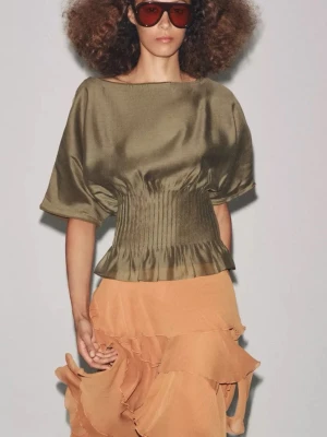 Olivgrön korsettblus - Från Zara - Helt ny med prislapp! Nypris 559! Storlek S 🩷 Snygg olivgrön blus i satin med korsettliknande midja och korta ärmar. Toppen har en lätt glansig finish och markerad midja med veckade detaljer som ger en cool siluett. Perfekt för dig som vill sticka ut med en trendig topp.