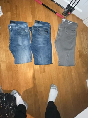 Tre par jeans i olika färger - Säljer tre par jeans, två i klassisk blå denim och ett par i grått. Alla har femficksmodell och raka ben. Perfekta för dig som vill ha flera stilar att välja . 350 för var o en 850 för alla 