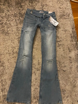 gina tricot 14+pleated flare jeans - lågmidjade bootcut jeans från gina young 14+ i storlek xs💗aldrig använda bara testade och säljer eftersom de var för små men glömde lämna tillbaka💗bara att skriva för fler bilder eller frågor