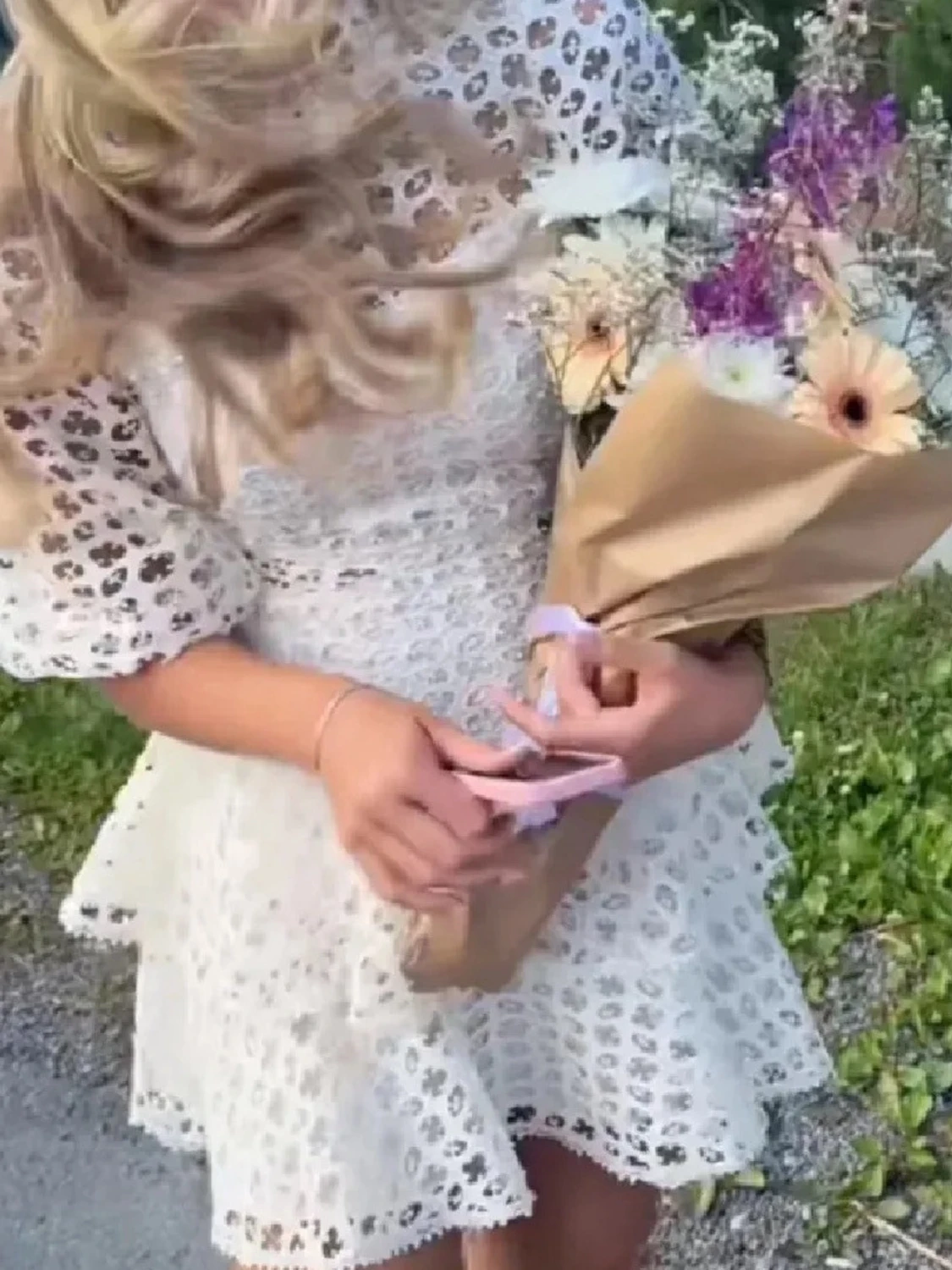 Vit studentklänning med spetsk och volanger - 4