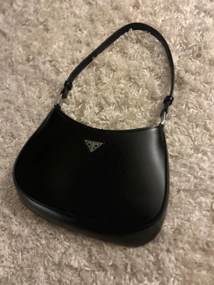 Svart axelremsväska handväska PU skinn läder imitation  - Svart axelremsväska i fuskskinn. Använd en gång, toppen skick!