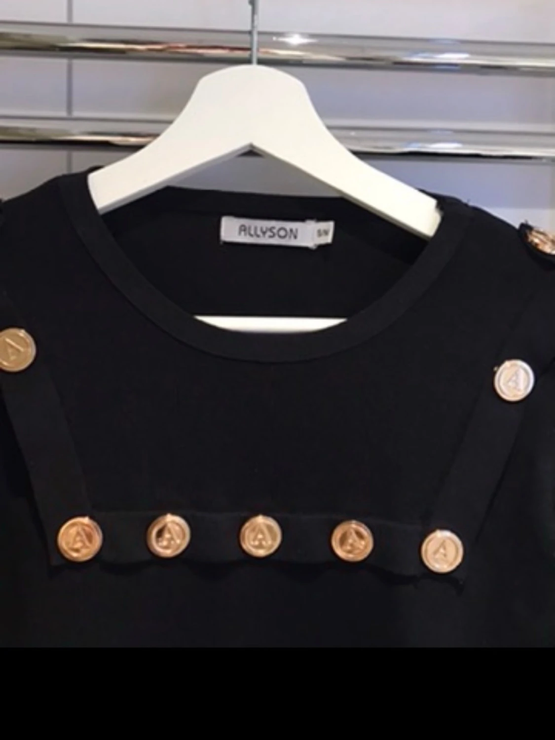 Svart klänning med guldknappar - 2