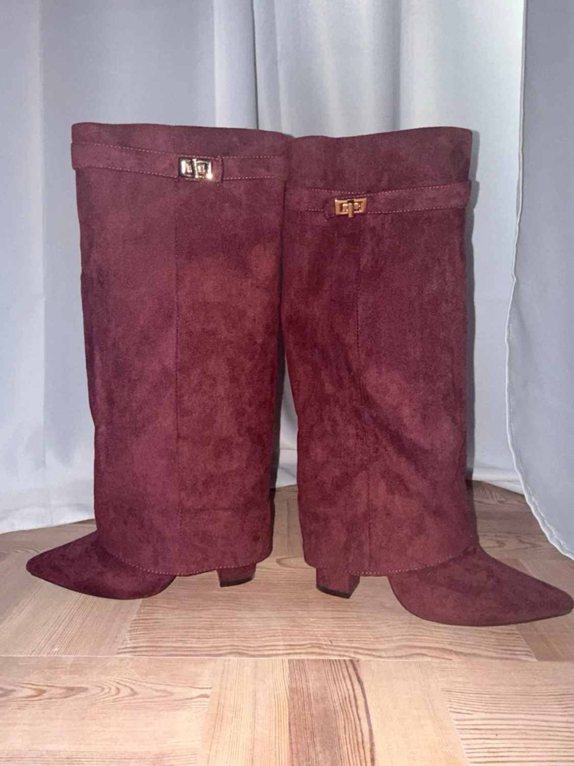 Vinröda mockastövlar med spänne - 2