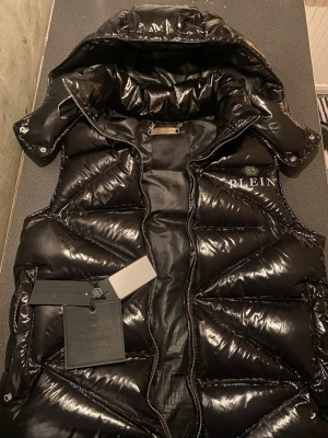 Svart glansig dunväst från Plein - En snygg väst och äkta kom me bud 