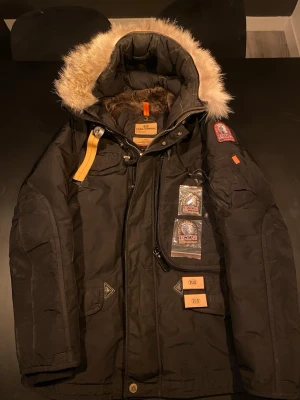 Svart parkas från Parajumpers - Jackan ör äkta 