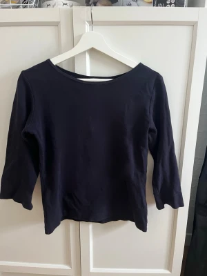 Tröja - Mörkblå trekvartsärmad tröja i storlek M