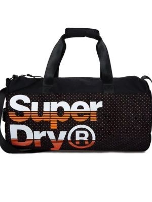 Superdry svart duffelväska - Nue Wave Lineman duffelväska, ca 40 liter. Cool svart duffelväska från Superdry med stort logotryck i vitt och orange på sidan. Väskan har två bärhandtag, justerbar axelrem och orange innerfoder. Perfekt för gymmet eller resan, tillverkad i slitstarkt material. Nypris 799kr 