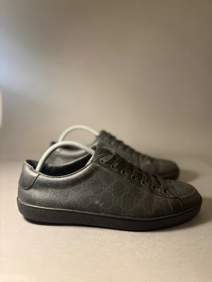 Gucci skor  - Gucci Brooklyn supreme, fint skick inte skador lite slitet vid baksidan av skon ! Håller länge inte stort . Pris 999kr går ner vid snabb affär 