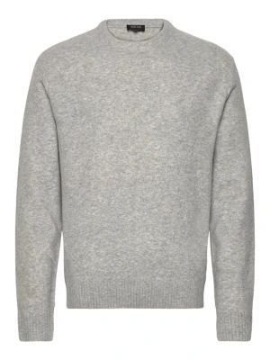 Ljusgrå stickad tröja med rund hals - En stilren ljusgrå stickad tröja med rund halsringning och ribbade muddar vid ärmslut och nederkant. Tröjan har en klassisk rak passform och är tillverkad i mjukt material som passar perfekt till lager på lager. Enkel och tidlös design.