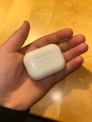 AirPods 2 pro - 🎧 AirPods-känsla utan AirPods-priset! ✅ Samma design & ljud ✅ Fungerar med iPhone & Android 📦 Skickas inom 24h – hemma på 1–3 dagar! 🔄  📦 Obs: Kartongen är lite skadad på grund av frakten. Produkten är i övrigt i fint skick.