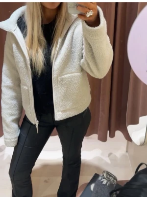 Teddy jacka !! - Säljer denna jättesnygga teddy jacka från H&M. Super bra skick, endast använd några gånger. Lånade bilder!! Inga defekter!