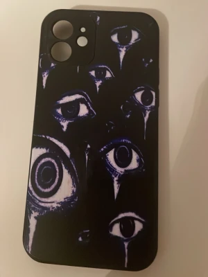Telefonskal  - Telefon skal från shein med ögon på! Inga defekter och bra skick knappt använd. Den är för iPhone 12! Öppen för prisförslag