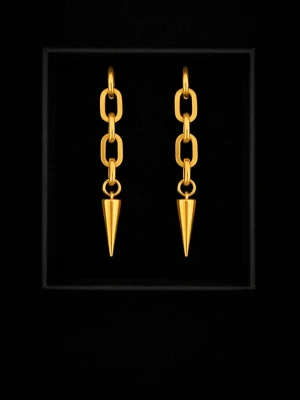 Guld kedjeörhängen med kon - Snygga örhängen i guldfärgad metall med rektangulär länk och hängande konformade spikes. Modern och edgy design som ger en cool touch till din stil. Perfekta för dig som gillar statement-smycken.