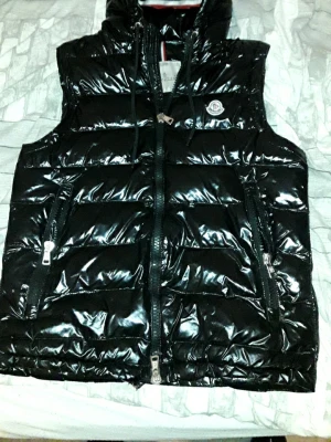 Monclär väst - Stilig moncler väst dock ett rätt stort hål i ryggen se bild (4) därav så lågt pris går säkert o lappa ihop det