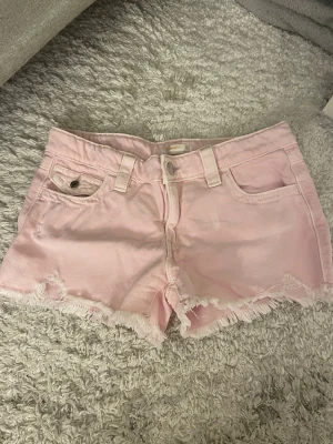 Ljusrosa jeansshorts gina - Mycket bra skick 