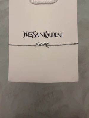 Ysl armband i silver  - Skulle ge som present men passade inte min tjejs handled så säljer i nyskick.