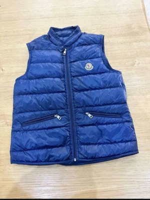Moncler Gui väst  - Snygg blå dunväst från Moncler av modellen gui. Västen är i 9/10 skick och är i storlek medium. Västen har ett nypris på 9299 och är mycket eftertraktad ✅ 