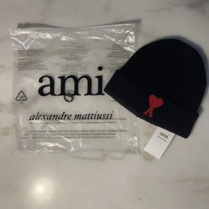Amii Mössa - Säljer en helt ny vit mössa i perfekt skick. Aldrig använd. Stilren och enkel modell som passar till vardags – unisex.  📌 Detaljer: • Skick: Helt ny / oanvänd • Storlek: One size • Färg: Svart • Passform: Bekväm  💰 Pris: kan diskuteras vid snabb affär  📦 Frakt: skickas direkt efter köp (köparen står för frakt)