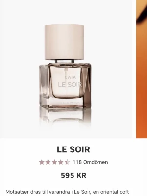 CAIA Le Soir Eau de Parfum - Le Soir från CAIA är en elegant parfym i en stilren, fyrkantig glasflaska med ljusbeige lock. Doften har toppnoter av mandarin, svartvinbär och rosa peppar, hjärtnoter av jasmin, karamell och apelsinblomma samt basnoter av guaiacträ, vanilj och amber. Nypris, 595kr. Knappt använd då det var en födelsedagspresent.