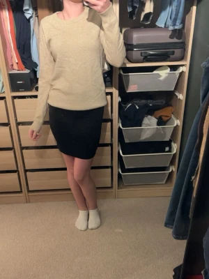 Svart tight kortkjol - Svart, tight kortkjol med enkel och stilren design. Storlek S, använd fåtal gånger. 