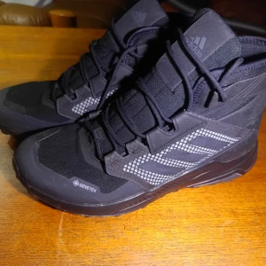 Svarta Adidas Trailmaker Gore-Tex kängor strl 46 - Säljer ett par svarta Adidas kängor med Gore-Tex och grov sula för extra grepp. Skorna har snörning,. Perfekta för höst och vinter när du vill hålla fötterna torra och bekväma.