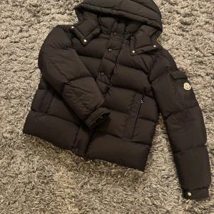 moncler vezere - Hej! Säljer denna Moncler Vezere. Köpte den i år, men den är inte min stil längre. Hör av er vid frågor.