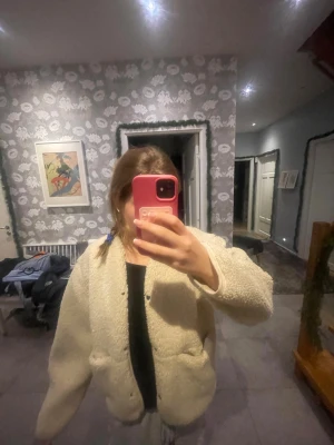 Beige teddyjacka med fickor - Mysig beige teddyjacka med fluffig yta och två stora fickor framtill. Köpt här på Plick, vet ej vilket ämne, kontakta innan du köper varan💗