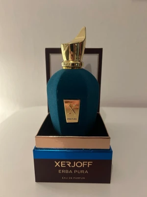 Xerjoff Erba Pura Eau de Parfum - Xerjoff Erba Pura – Elegant, fräsch och exklusiv doft  Säljer min Xerjoff Erba Pura, en lyxig niche-parfym känd för sin fruktiga fräschör och moderna elegans. En unisexdoft som passar året runt och som ofta får mycket beröm för sin tydliga, rena och sofistikerade karaktär.  Doftprofil: • Toppnoter av friska citrusfrukter • Ett mjukt, fruktigt hjärta av exotiska inslag • Bas av vanilj och mysk för en varm och långvarig avslutning  Resultatet är en strålande, fräsch och distinkt doft.
