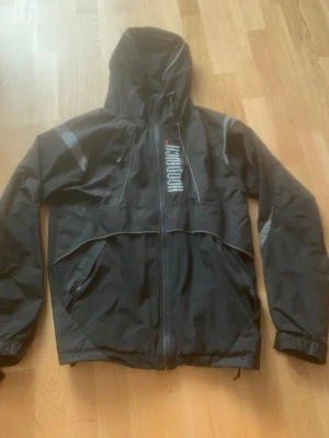 Vindjacka från Hoodrich - Säljer nu min vindjacka från HoodRich eftersom den har blivit för liten. Jackan är i väldigt bra skick, inga skador alls. Köpte den på JD sports för 1200kr. Priset går att diskuteras. Bara att höra av sig, vi möts upp på bestämd plats eller så levererar jag den till dörren med diskuterat pris. Tack!