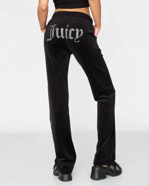 Svarta velourbyxor Juicy Couture - Svarta mjukisbyxor från Juicy Couture i mjuk velour med glittrande strassbokstäver 'Juicy' över baken. Byxorna är utsvängda längst benen och bred resår i midjan, väldigt bra skick fick dom i födelsedagspresent i augusti men tröttnade på dom väldigt snabbt! Inte använda mer än 10 gånger 