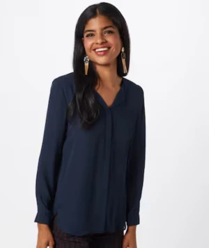 Henley blus, Vila - Snygg mörkblå henley blus från Vila i storlek M men passar mer någon som har S då blusen ska sitta lite stort! Skjortan har lång ärm, v-ringad hals och en cool bröstficka med dragkedja. Materialet är mjukt och har en lätt glansig finish som ger en chill vibe. Perfekt för dig som gillar stilrena plagg med en twist. Bilden är lånad och visar endast hur blusen kommer att se ut på. 🌸