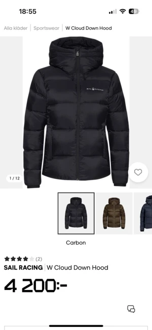 Svart Sail Racing dunjacka med huva - Säljer min svarta pufferjacka från Sail Racing i storlek medium. Men passar även för de som har storlek S Jackan har en stor, mysig huva, dragkedja framtill och logga på bröstet samt på huvan. Materialet är dun perfekt för kalla dagar. Snygg och stilren som funkar till alla outfits. Säljer då den inte längre kommer till användning kontakta vid fler frågor💕(har 2st)