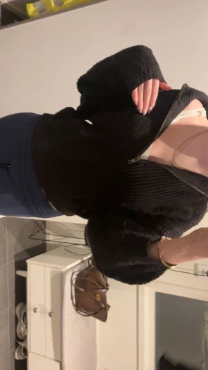 Stickad tröja från H&M - Fin kroppar stickad tröja från h&m, dragkedja halvvägs ner. Använder inte därav säljer jag:) storlek S men skulle säga den är mer xs 