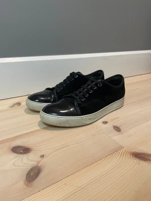 Lanvin skor - Säljer nu mina svarta lanvins till ett bra pris, har används ett tag | 8/10 skick | sulan är 29 cm lång. Priset är inte fast, hör av er vid frågor!👍😁