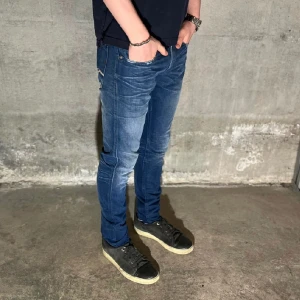 Replay Anbass  - Replay Anbass jeans i färgen mörkblå. Storlek 29/32 och modellen på bilden är 182cm lång. Nyskick, inga skavanker! Köp för endast 599kr