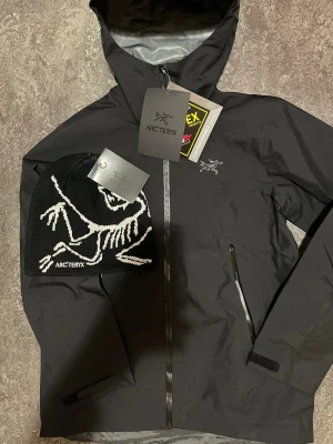 Arcteryx jacka och mössa! - Arcteryx jacka mössa på köpet! Perfekt för skidåkning eller vardaglig användning!