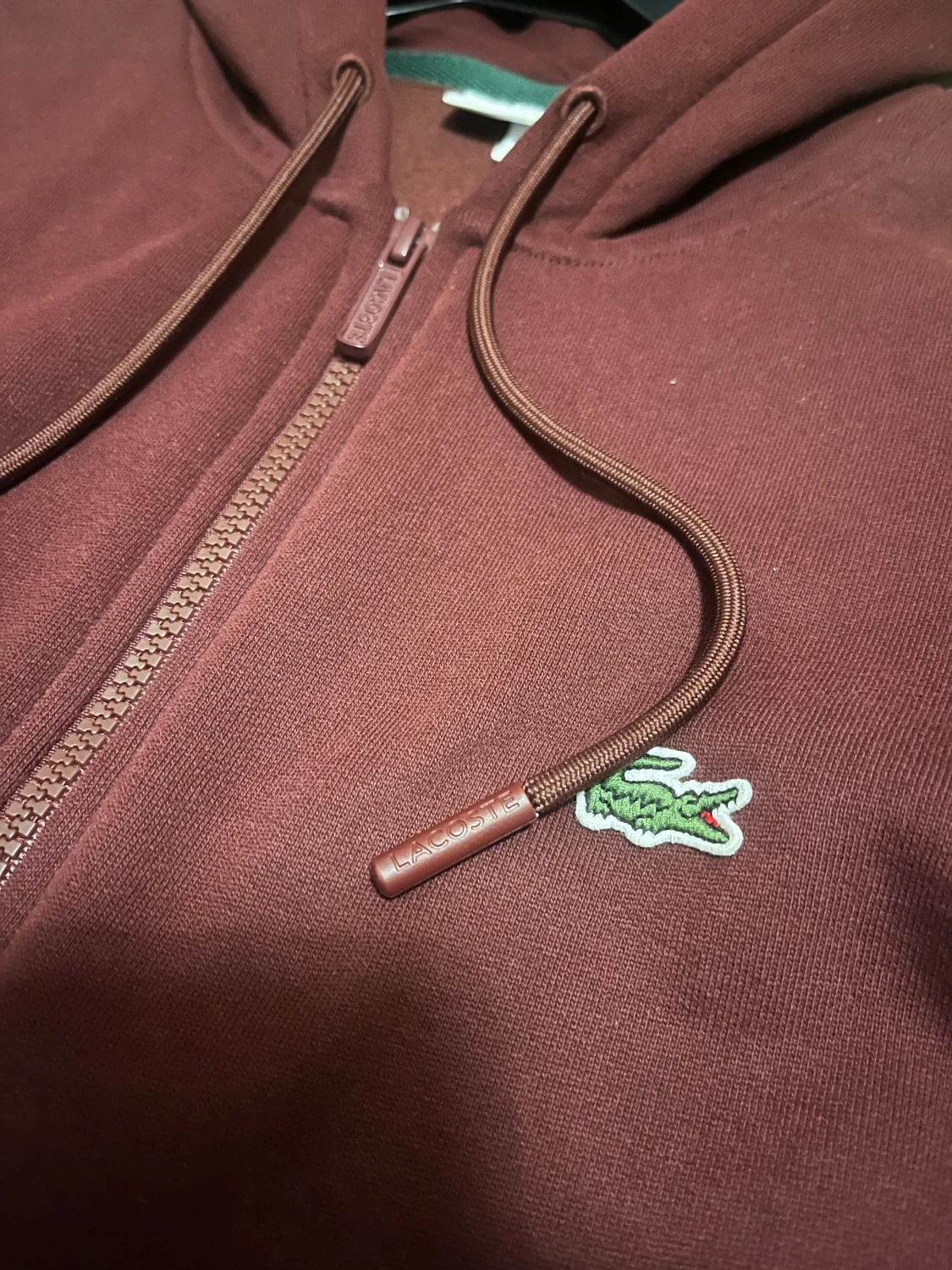 Vinröd hoodie från Lacoste med dragkedja - 3