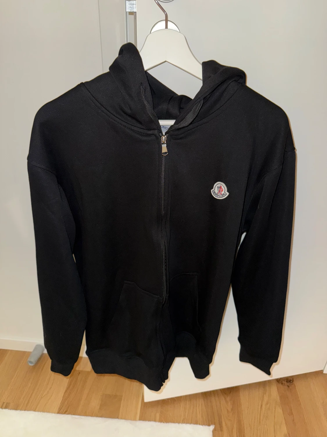 Svart hoodie från Moncler med dragkedja - 1