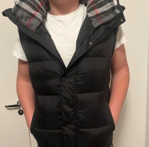 Burberry jacka  - Tjena! Nu säljer vi en sjukt fet jacka från burberry. Den är helt oanvänd och aldrig testad, så du som köper är den första som kommer att bära den! Den har det klassiks mönstret i luvan som alla känner till. Den är otroligt bra kvalité och väldigt varm och skön. Den har avtagbara armar som gör det perfekt för både vintertid och vår/höst. Vi är seriösa säljare från Skåne som alltid skickar varan inom ett dygn. Hör av er vid minsta fråga. Tack för ni handlar hos oss!✨🤩